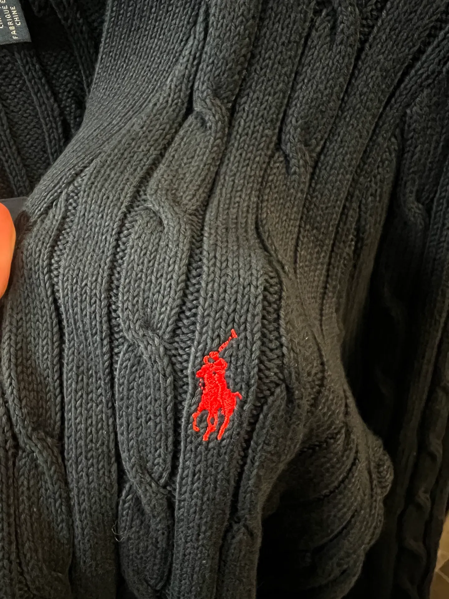 P330 [next day] Rah Lauren 25FW classic war horse embroidered twist cardigan sweater (navy) Detailed features: Made of 35% wool content yarn, 35% cashmere, 30% synthetic fiber, machine twisted cable knitted cardigan imported from Germany, molded custom brand logo resin buttons, imported Tajima machine embroidered classic war horse, collar, cuffs and hem thread design, windproof and comfortable Original main mark, washable tag, light luxury, a must-have item for daily commuting for men and women. Check the correct version. Size: s m l xl. Please check picture 9 for detailed sizes.